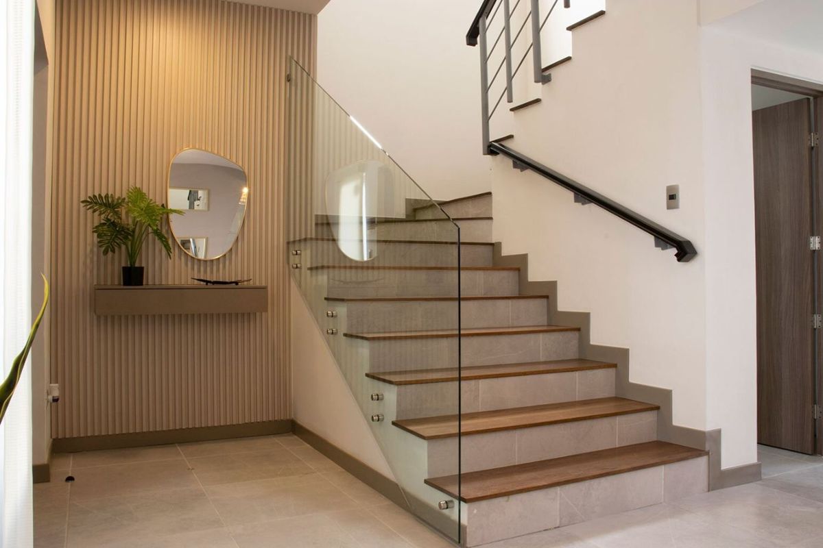 Interior con escalera del modelo Caoba